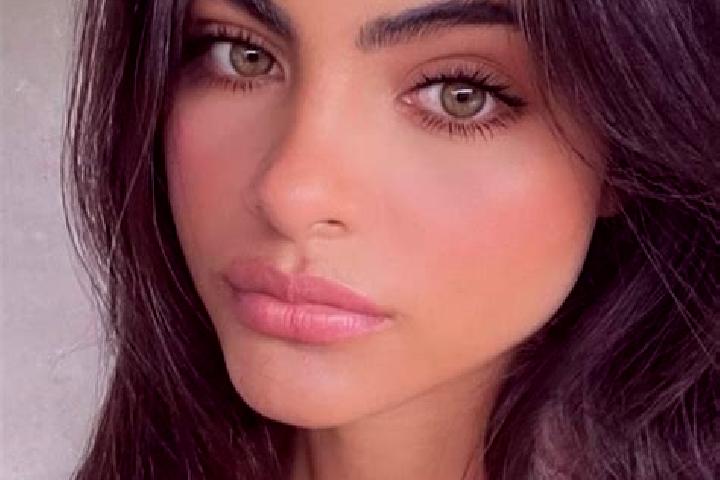 Elizabeth, 24, a red green-eyed indian companion based in Darlington. Offering Couples, Duos. Available for incall and outcall, day and evening dates.