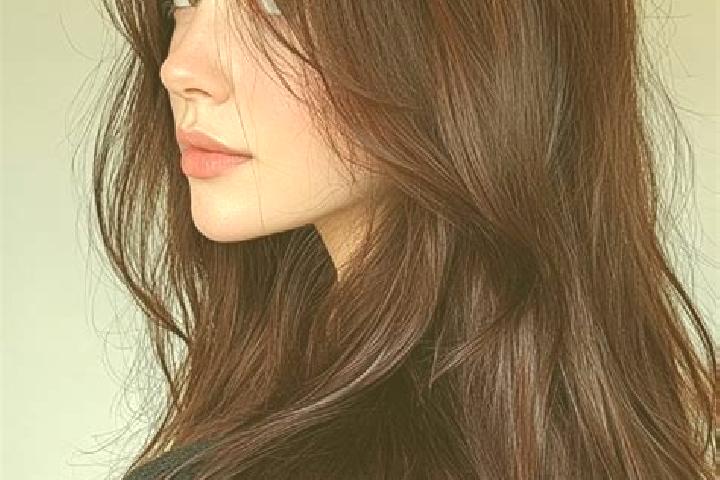 Elizabeth, 25, a auburn brown-eyed european companion based in Murtino. Offering Striptease, CIM, GFE. Available for incall and outcall, day and evening dates.