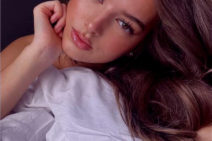 Elizabeth, 27, a chestnut amber-eyed latina companion based in Domanin. Offering A-Level, Party Girl, Girlfriend Experience. Available for incall and outcall...