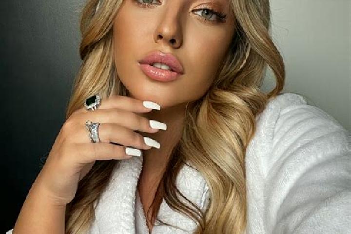 Elizabeth, 28, a blonde amber-eyed latina companion based in Shumba Alto. Offering Duos, Massage, Couples, Roleplay. Available for incall and outcall, day an...
