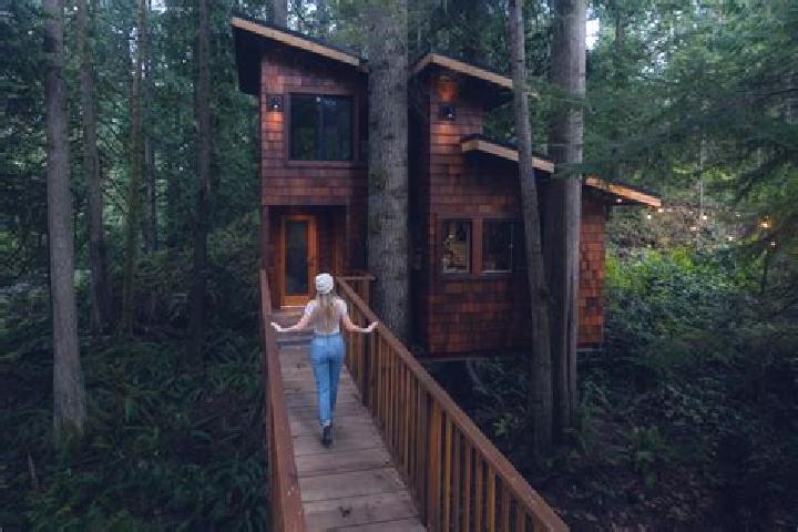 Elizabeth, 29 — Escort in East Sooke, Canada
