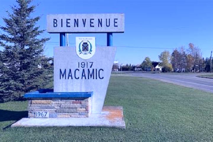 Elizabeth, 29 — Escort in Macamic, Canada
