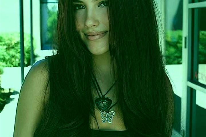 Elizabeth, 31, a auburn dark-eyed latina companion based in Batrina. Offering Tantra, Roleplay. Available for incall and outcall, day and evening dates.