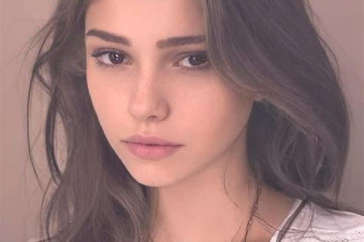 Elizabeth, 31, a chestnut dark-eyed slavic companion based in Nuevo Imperial. Offering CIM, Girlfriend Experience, 69, Massage, Couples. Available for incall...