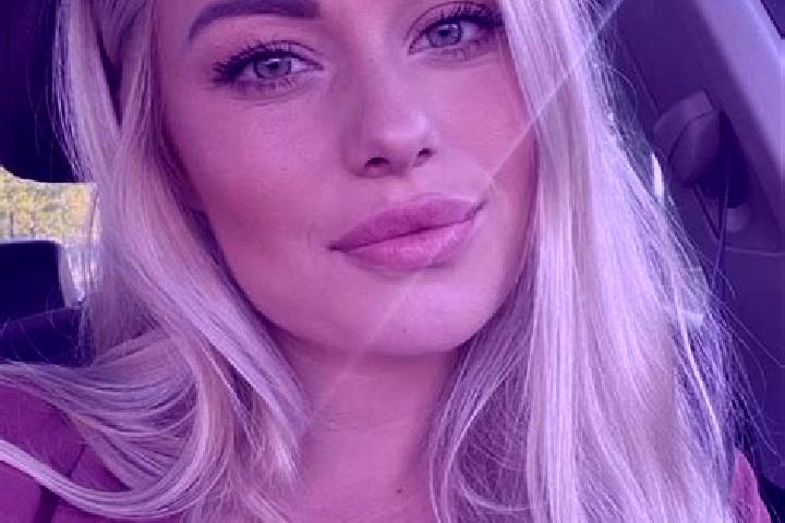 Elizabeth, 34, a blonde hazel-eyed latina companion based in Zaragoza. Offering Roleplay, Erotic Massage. Available for incall and outcall, overnight booking...