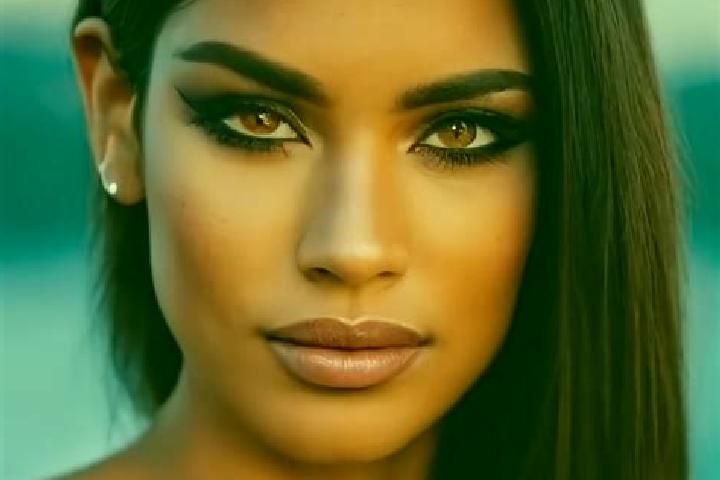 Elizabeth, 37, a auburn brown-eyed latina companion based in Kendayakan. Offering GFE, Striptease, Massage. Available for incall and outcall, day and evening...