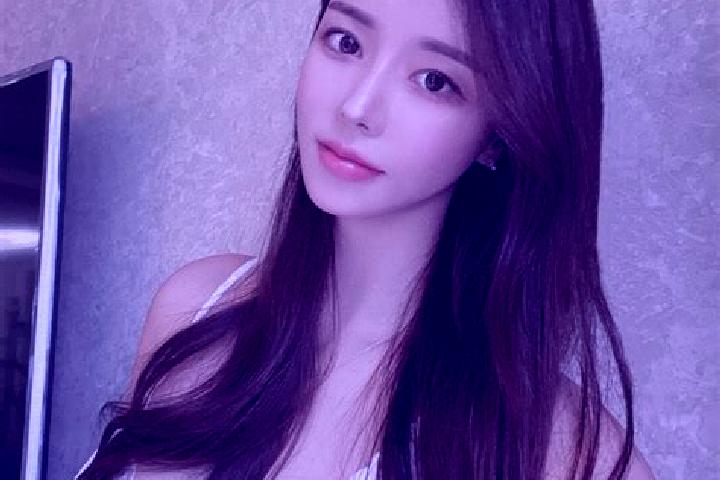 Elizabeth, 37 — Escort in Xialiang, China