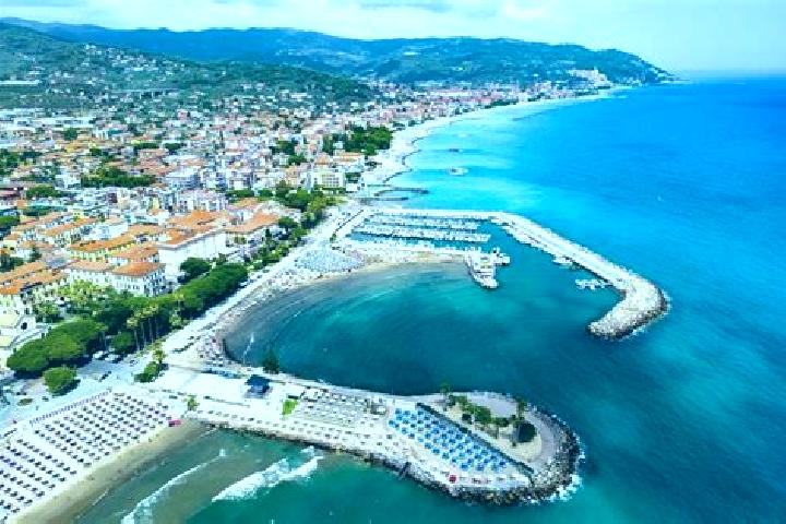 Elizabeth, 38 — Escort in Diano Marina, Italy