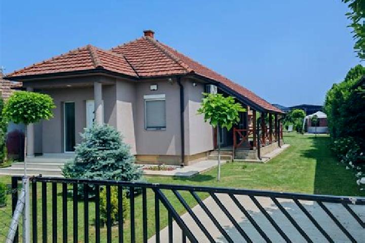 Ella, 20 — Escort in Klenak, Serbia