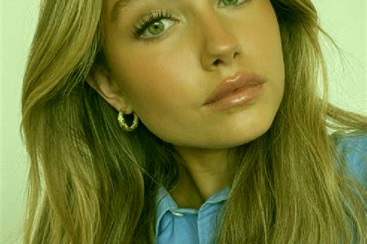Ella, 21, a dark blonde green-eyed european companion based in Rossbach. Offering GFE, OWO, Party Girl. Available for incall and outcall, day and evening dates.