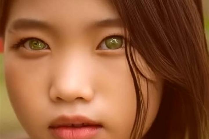 Ella, 21, a red green-eyed asian companion based in Villa Magna. Offering Erotic Massage, Massage, Fetish. Available for incall and outcall, overnight bookin...