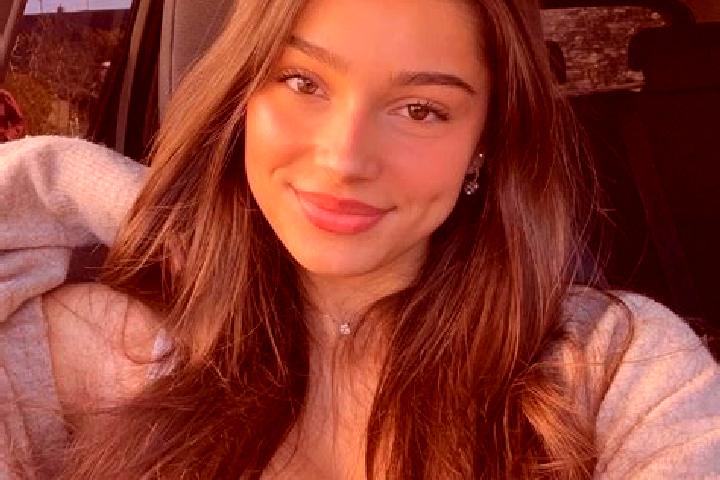 Ella, 22, a brunette blue-eyed caribbean companion based in Bordenii Mici. Offering Striptease, GFE, Roleplay, Duos, Party Girl. Available for incall and out...