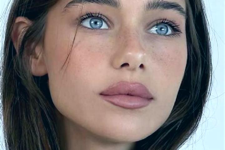Ella, 22, a brunette brown-eyed indian companion based in Hautmont. Offering Fetish, Massage, CIM, BDSM. Available for incall and outcall, day and evening da...