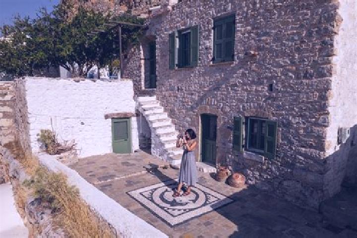 Ella, 22 — Escort in Megalo Chorio, Greece