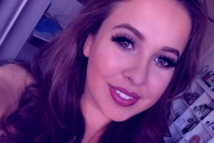 Ella, 24, a red dark-eyed mixed companion based in Everly. Offering Striptease, Domination, Girlfriend Experience. Available for incall and outcall, overnigh...