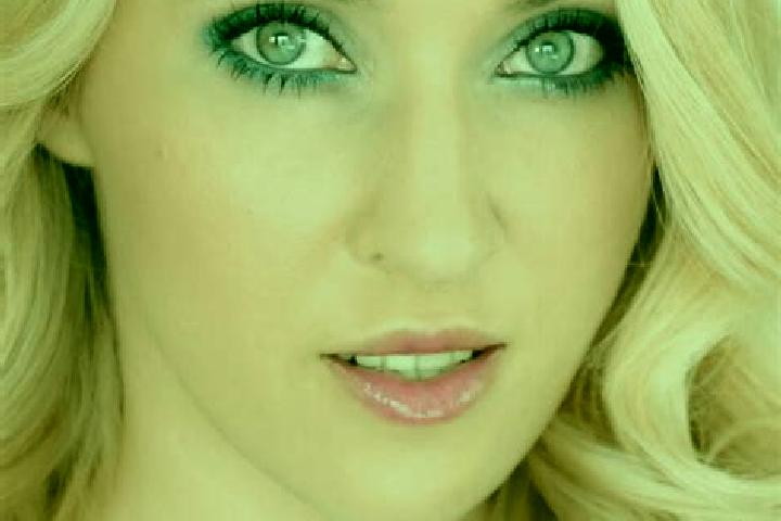 Ella, 25, a blonde green-eyed indian companion based in Navalperal de Pinares. Offering BDSM, Domination, Party Girl. Available for incall and outcall, day a...