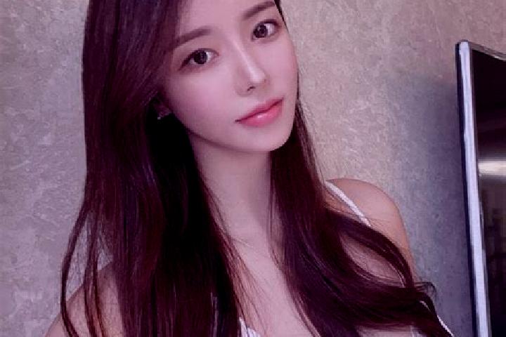 Ella, 26 — Escort in Niujiapai, China