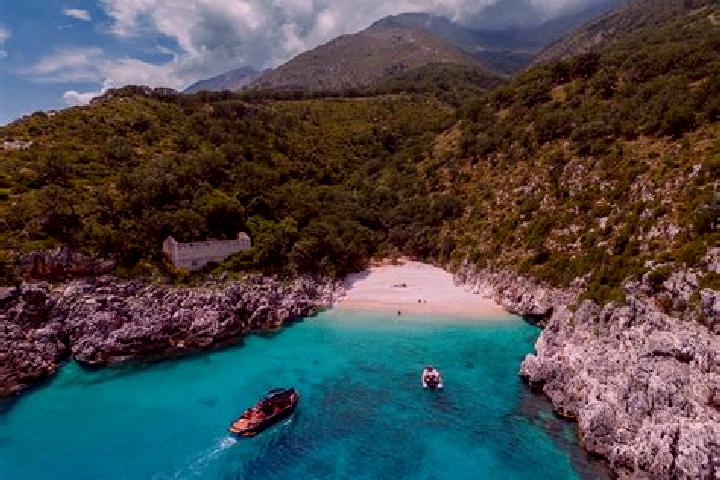 Ella, 30 — Escort in Karaburun, Turkey