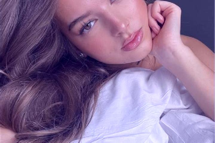 Ella, 32, a chestnut hazel-eyed caucasian companion based in Khmilnyk. Offering Erotic Massage, Deep French Kissing, Dinner Date. Available for incall and ou...