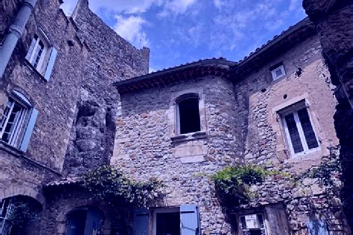Ella, 33 — Escort in Pont-Saint-Martin, France