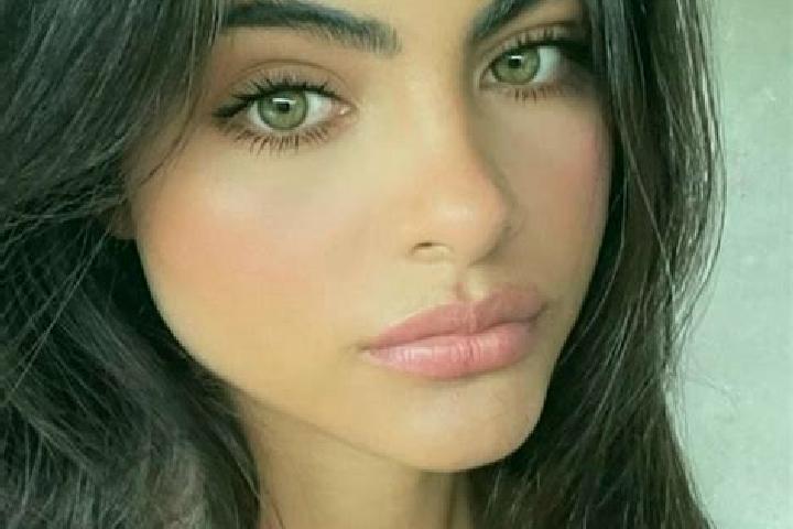 Ella, 34, a black green-eyed indian companion based in Zapolice. Offering Tantra, GFE, 69. Available for incall and outcall, overnight bookings available.