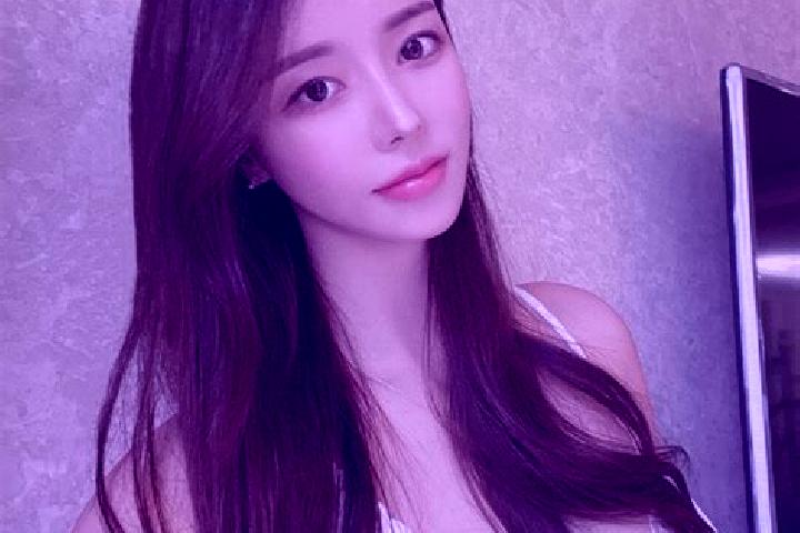 Ella, 35 — Escort in Krenggan, Indonesia