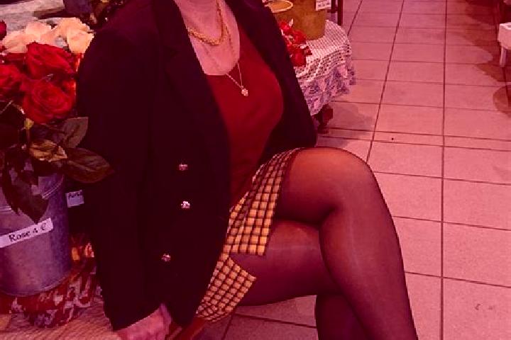 Ella, 37 — Escort in Croix-Chapeau, France