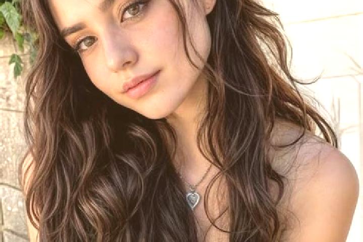 Ella, 39, a auburn hazel-eyed caucasian companion based in Vank. Offering A-Level, OWO, Massage, Party Girl, Travel Companion. Available for incall and outca...