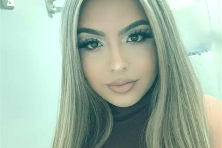 Ella, 39, a blonde amber-eyed latina companion based in Bono. Offering Erotic Massage, Roleplay, Duos. Available for incall and outcall, day and evening dates.