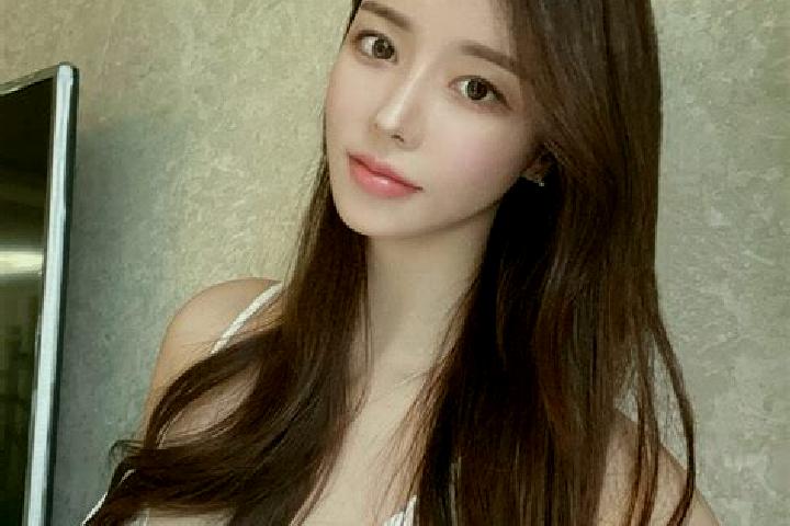 Ellie, 20 — Escort in Moluo, China