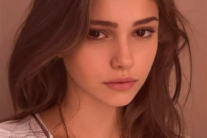 Ellie, 21, a chestnut dark-eyed slavic companion based in San Joaquin. Offering Girlfriend Experience, Couples, Prostate Massage. Available for incall and ou...