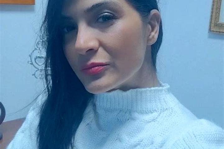 Ellie, 21 — Escort in Galbeni, Romania