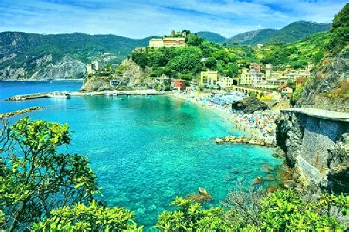 Ellie, 21 — Escort in Monterosso al Mare, Italy