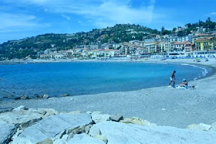 Ellie, 21 — Escort in Ospedaletti, Italy