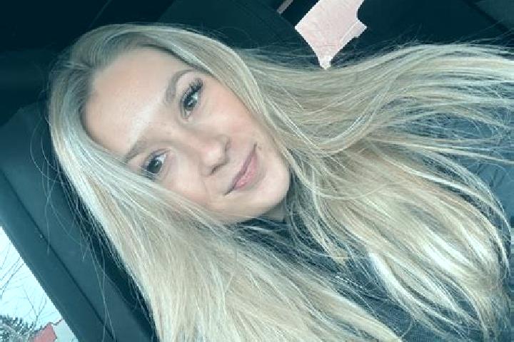 Ellie, 22 — Escort in Chey, France