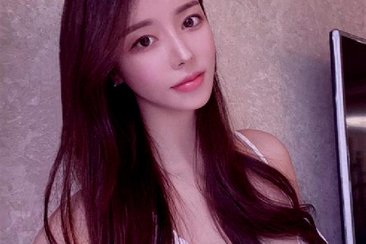 Ellie, 22 — Escort in Gaishan, China