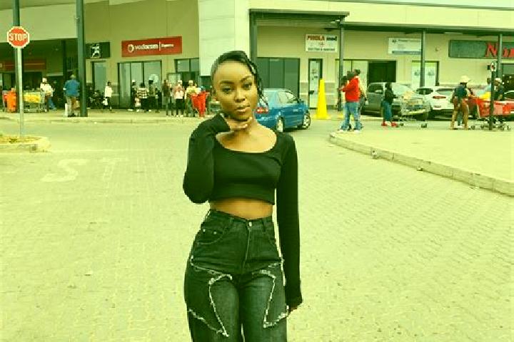 Ellie, 22 — Escort in Kwaggafontein, South Africa