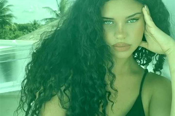 Ellie, 23, a black grey-eyed latina companion based in Le Bignon. Offering Duos, OWO, Deep French Kissing. Available for incall and outcall, day and evening ...