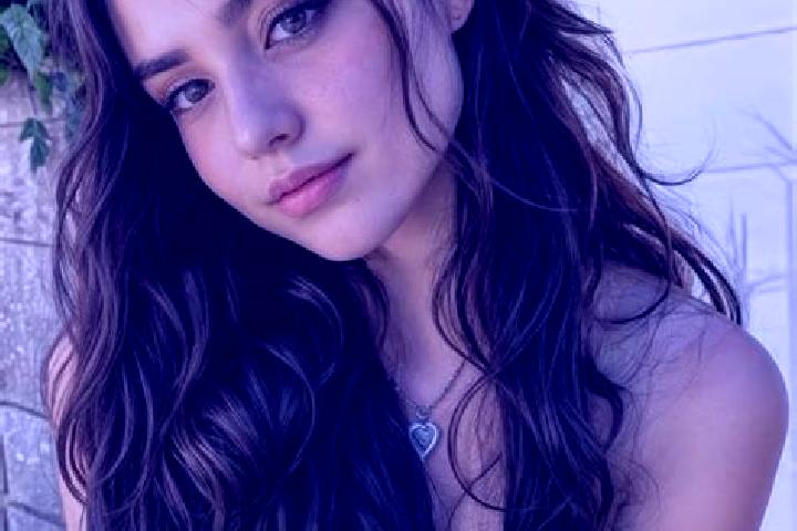 Ellie, 23, a chestnut hazel-eyed middle eastern companion based in Aboisso. Offering Striptease, Deep French Kissing, Dinner Date. Available for incall and o...