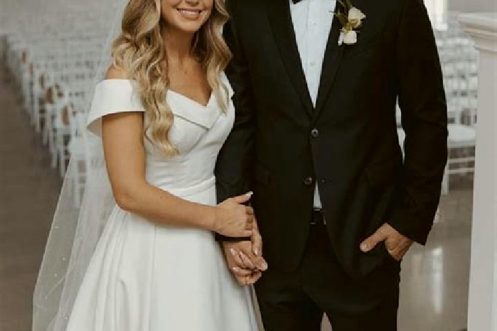 Ellie, 23 — Escort in Dugger, United States