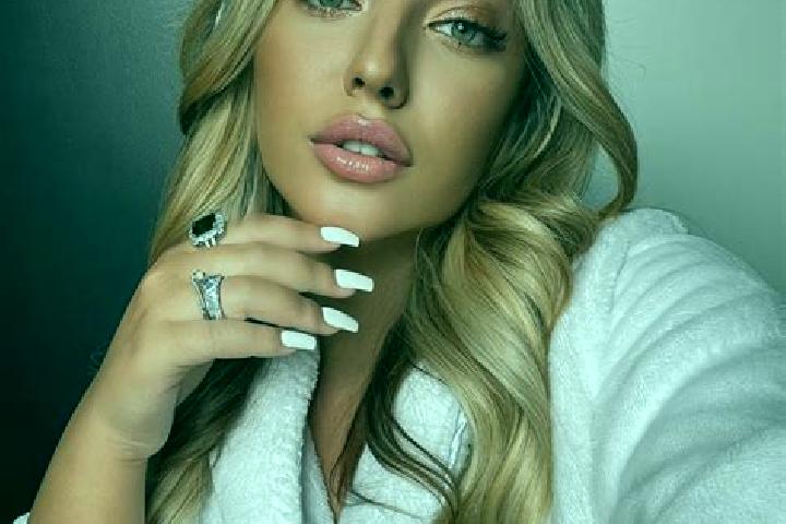 Ellie, 23 — Escort in Montauri, Brazil
