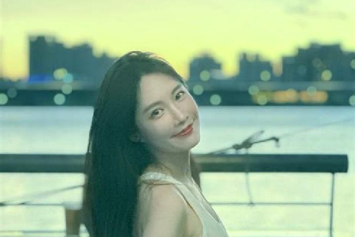 Ellie, 23 — Escort in Ploso, Indonesia