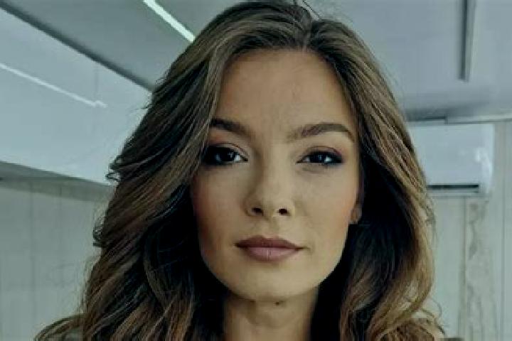 Ellie, 23 — Escort in Vorona Teodoru, Romania