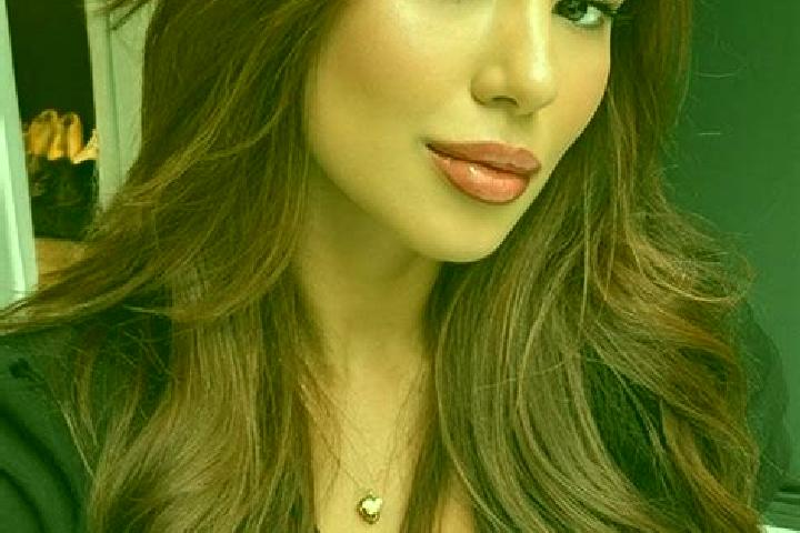 Ellie, 24, a chestnut brown-eyed latina companion based in Ciputat. Offering OWO, BDSM, Roleplay. Available for incall and outcall, day and evening dates.
