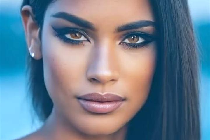 Ellie, 25, a dark blonde brown-eyed latina companion based in Alaili Dadda . Offering Overnight, BDSM, CIM. Available for incall and outcall, day and evening...