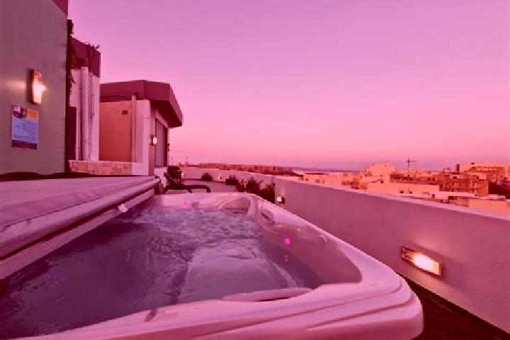 Ellie, 25 — Escort in Ghajnsielem, Malta