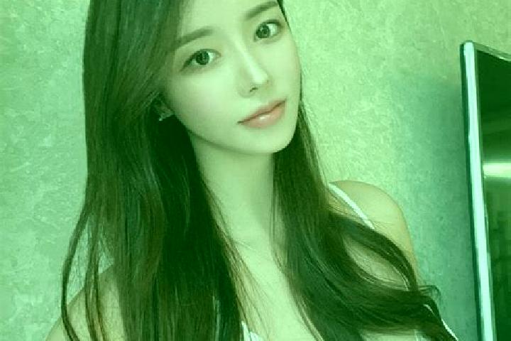 Ellie, 25 — Escort in Miao ergou, China