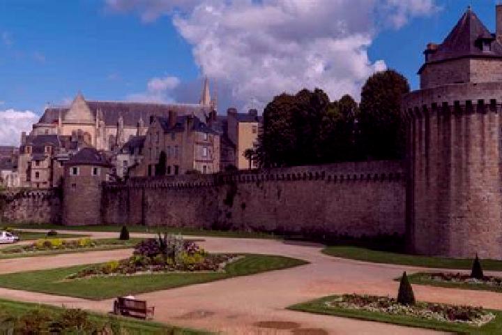 Ellie, 25 — Escort in Vannes, France