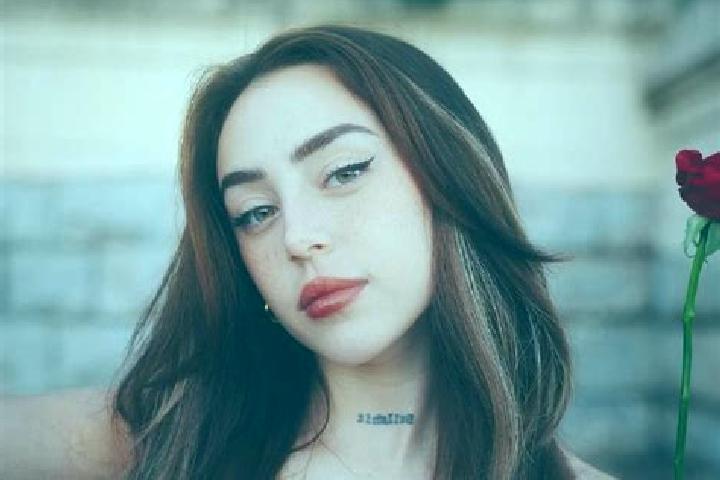 Ellie, 26 — Escort in Lunay, France