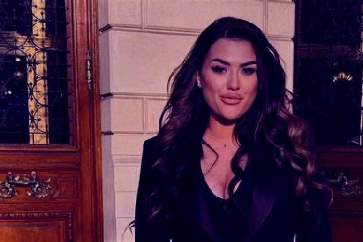 Ellie, 26 — Escort in Neicu, Romania